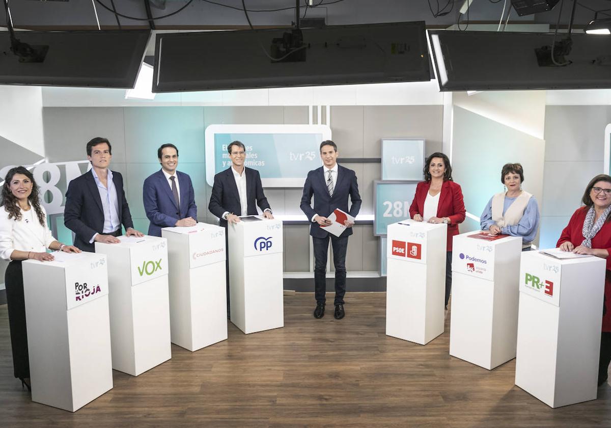 Los candidatos, junto al presentador Carlos Santamaría, en el plató.