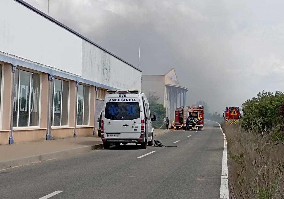 Imagen principal - Extinguido el incendio originado en Euromueble y reabierto el tráfico en la N-232, en Calahorra