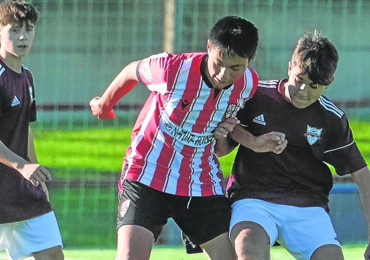 Un jugador de la UDL trata de controlar el balón ante dos rivales.