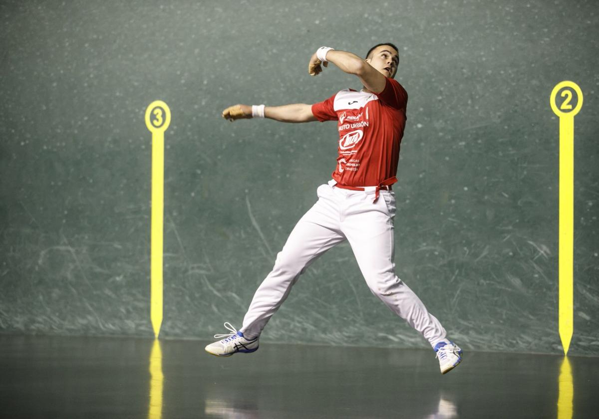 Óscar Lerena golpea la pelota en un partido anterior.