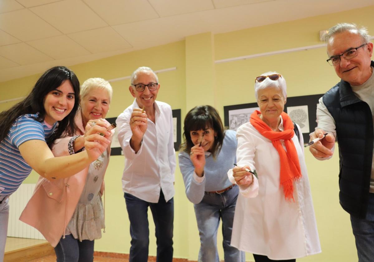 Todos los alumnos del curso alaban el modo con el que Marta Ezquerro, a la izquierda, les ha guiado en la acuarela y como grupo de amigos.