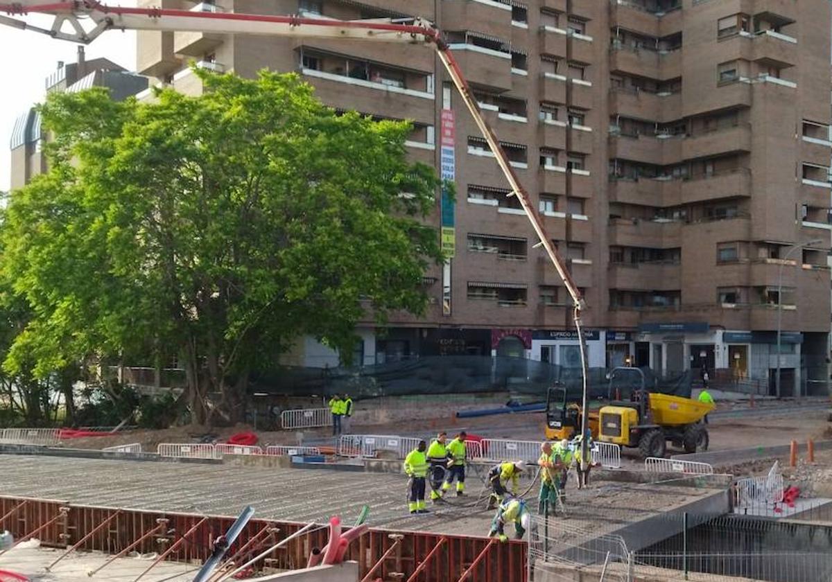 El hormigón llega al puente de Vara de Rey