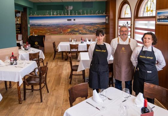 Parte del equipo del restaurante Mesón Jabugo, en el salón del establecimiento.