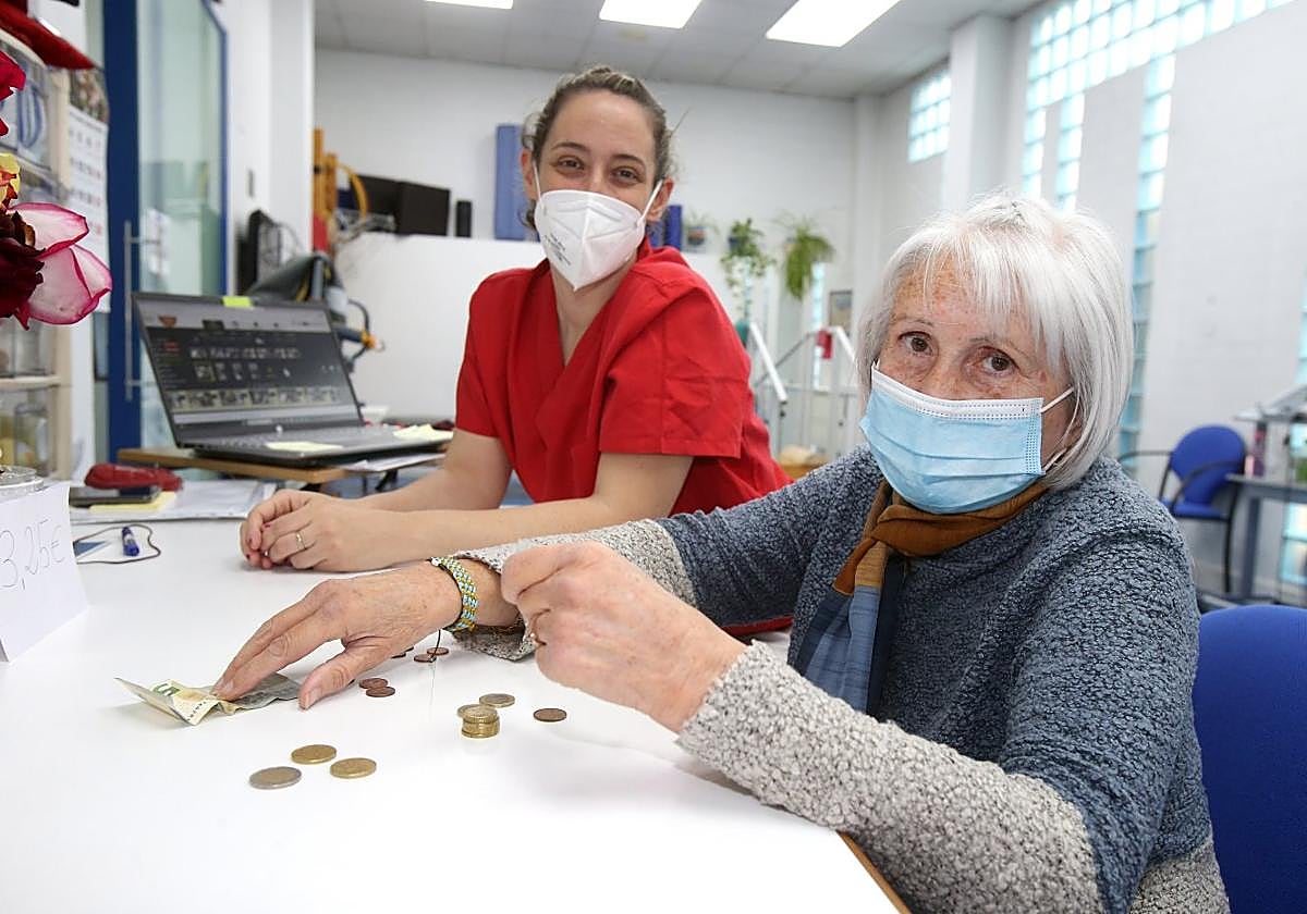 Terapia ocupacional. Gloria, ayer en un taller de uso de billetes y monedas.