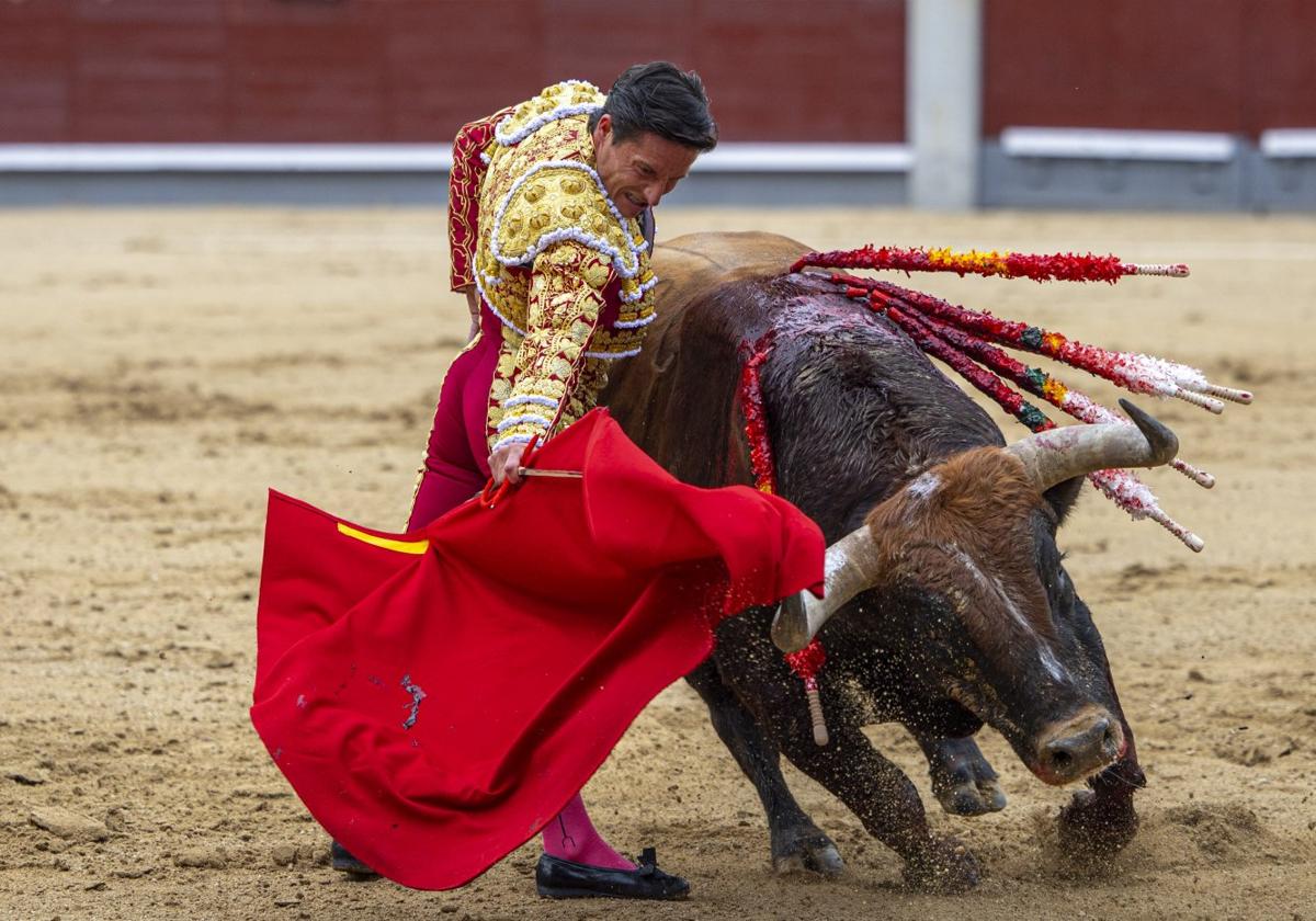 Diego Urdiales, durante la faena a su primer toro en la feria de San Isidro