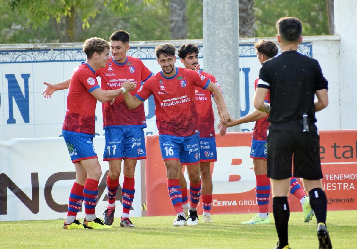 Los jugadores del Calahorra festejan su primer gol ante el Intercity.