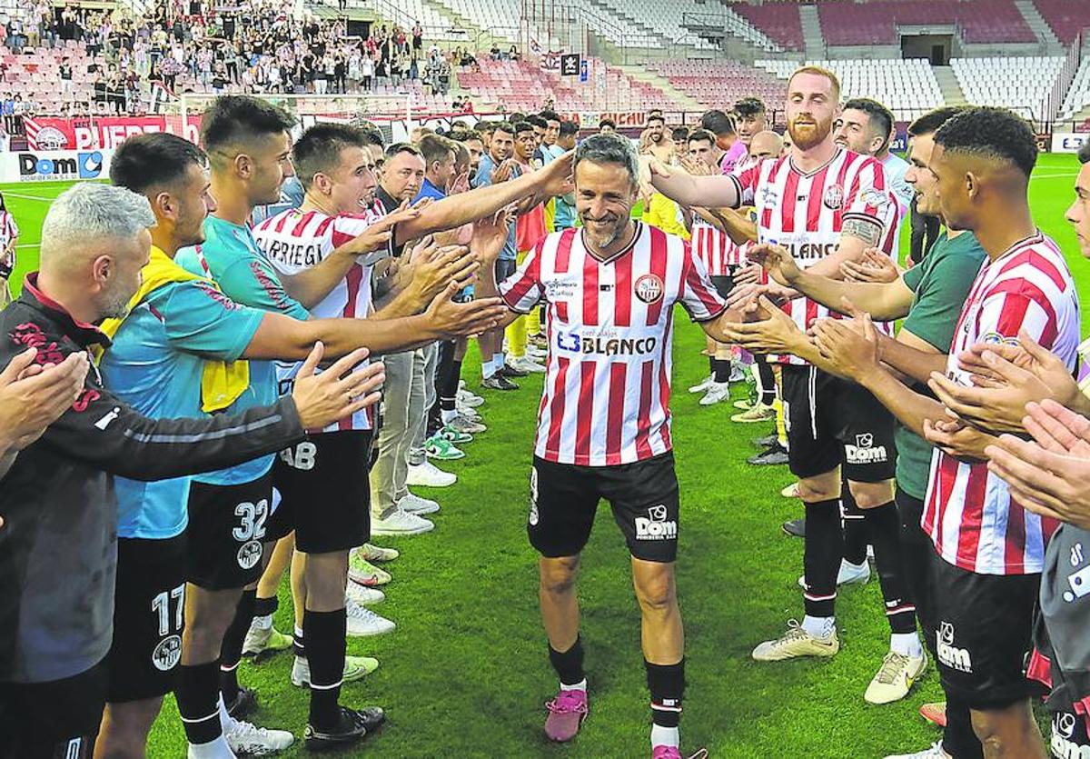 César Caneda se marcha del campo entre los jugadores y cuerpo técnico en el último partido como profesional del vitoriano.