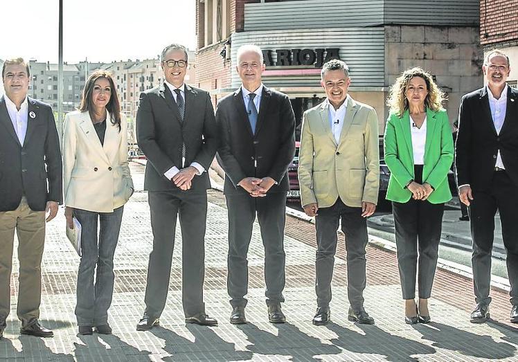 Alberto Bretón (PLR), María Jiménez (Vox), Eduardo Peña (Cs), Pablo Hermoso de Mendoza (PSOE), Conrado Escobar (PP), Amaia Castro (Podemos-IU) y Rubén Antoñanzas (PR+-EV).