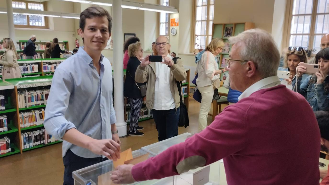 El candidato autonómico de Vox, Ángel Alda, fotografiado mientras vota.