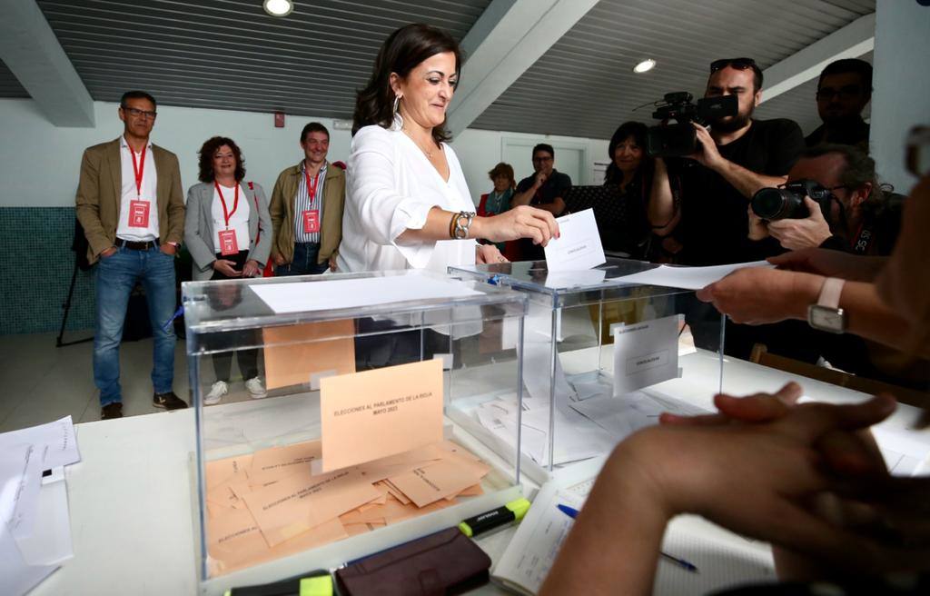 La presidenta del Gobierno y candidata socialista, Concha Andreu, introduce en la urna la papeleta blanca de las municipales.