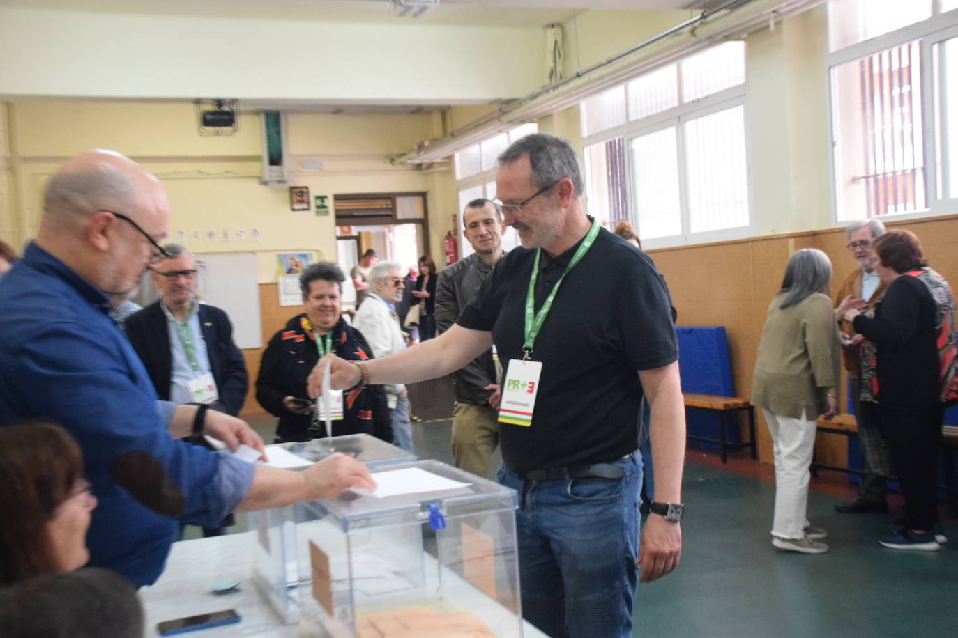 El candidato del PR+ España Vaciada a la Alcaldía de Logroño, Rubén Antoñanzas, intriduce su papeleta en la urna.