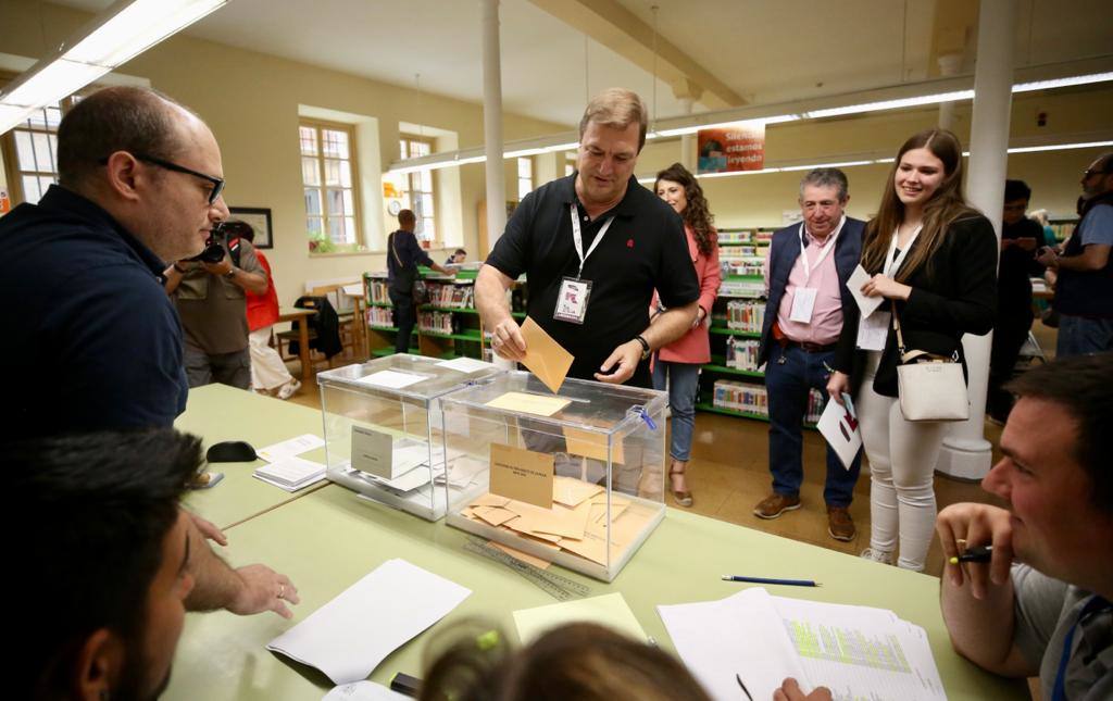 Alberto Bretón, número uno de la lista de Por La Rioja al Ayuntamiento de Logroño, en el momento de votar.