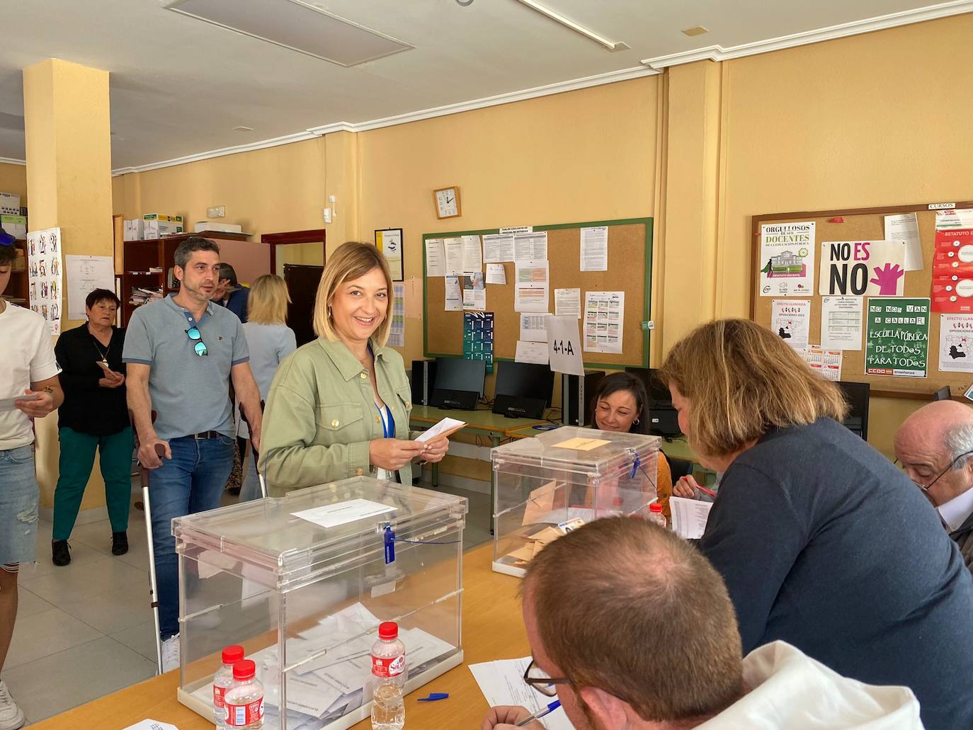 Guadalupe Fernández, candidata del PP en Haro, segundos antes de votar.