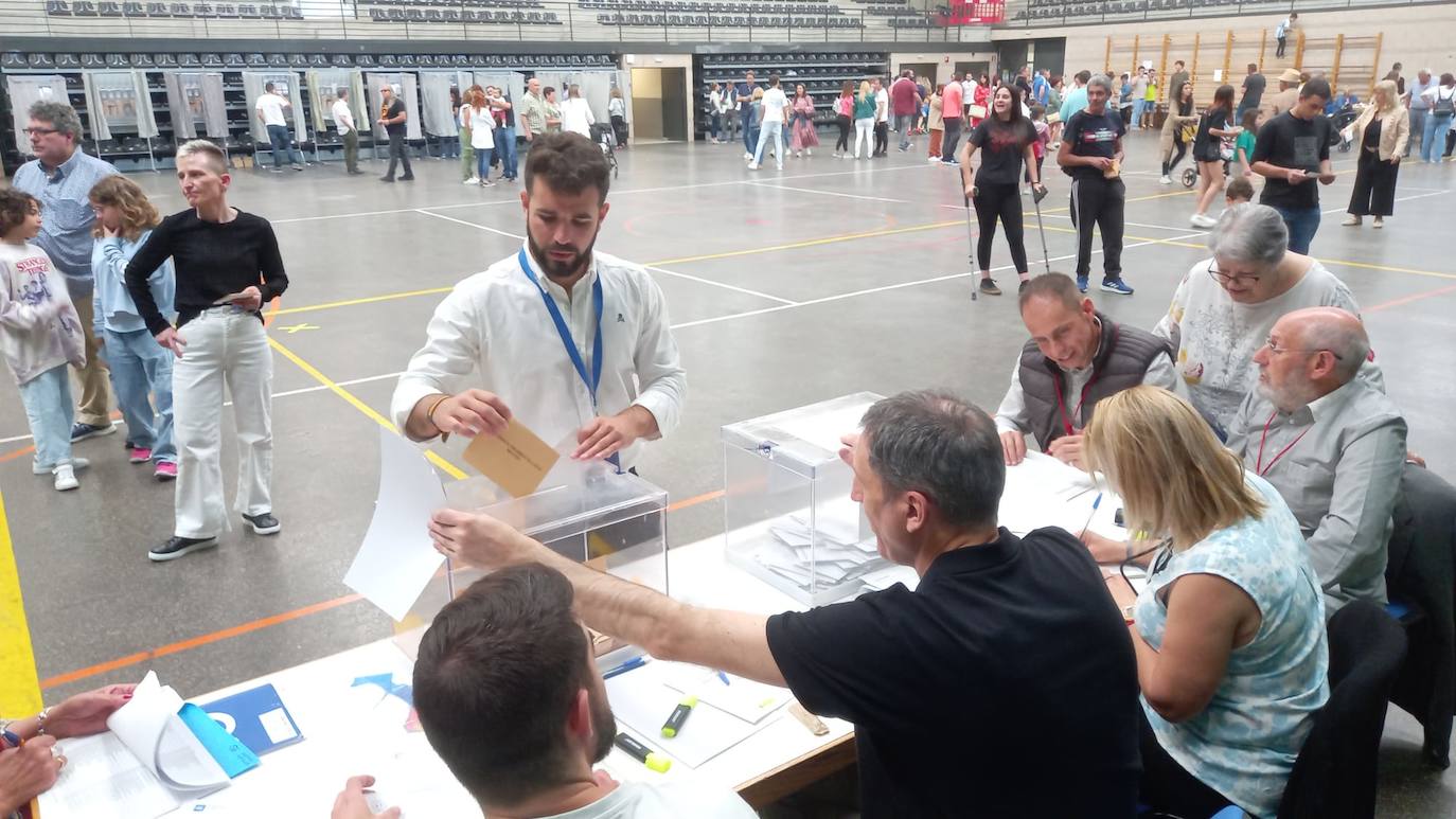 Rubén Gutiérrez, candidato del PP en Villamediana, votando.