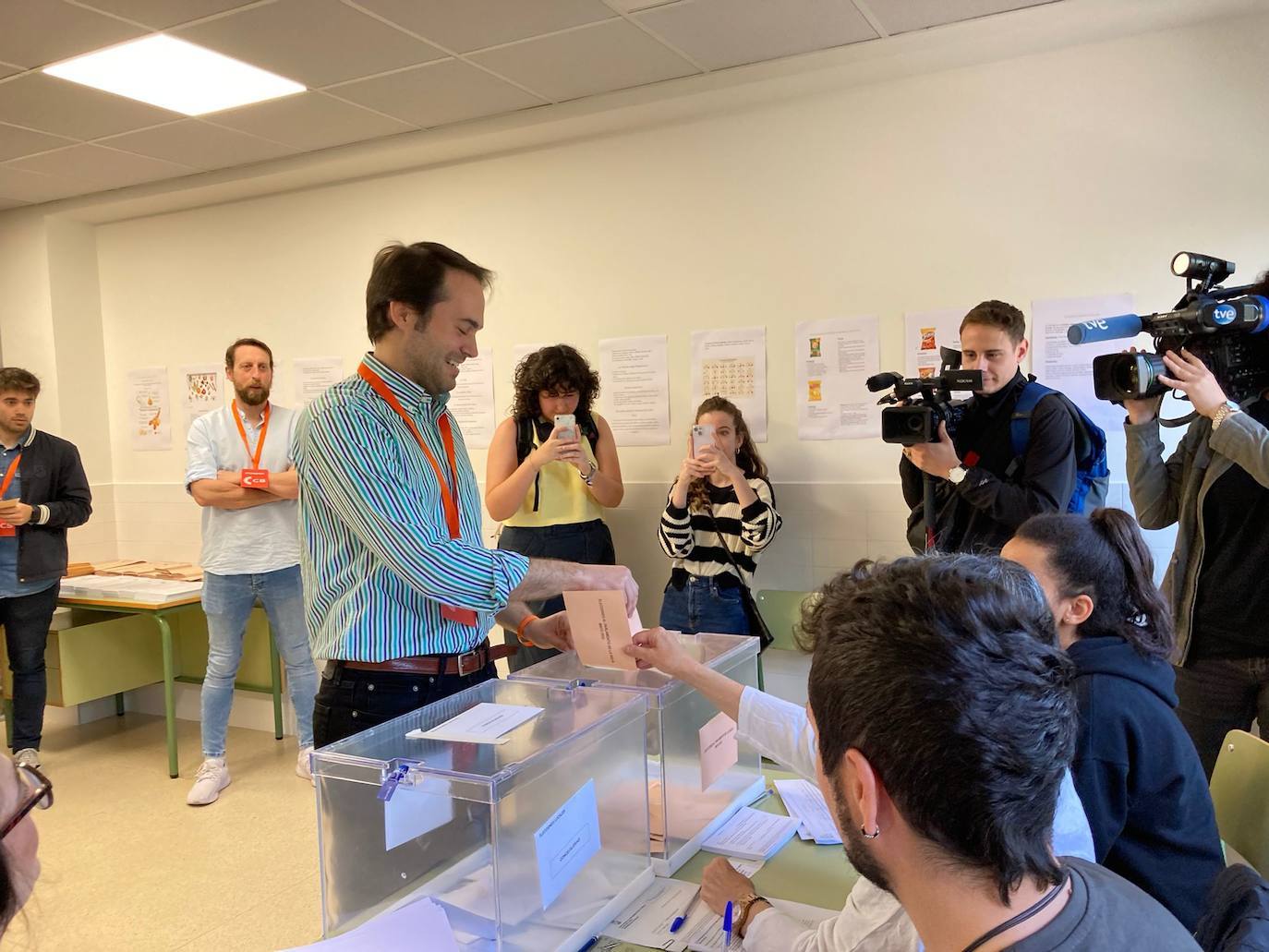 Ángel Íñiguez, candidato autonómico de Ciudadanos, votando.