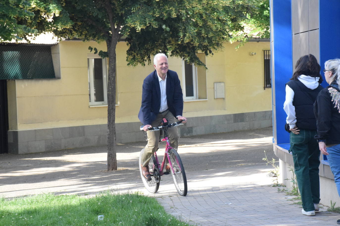 Pablo Hermoso de Mendoza (PSOE), alcalde de Logroño, ha llegado a votar en bicicleta,