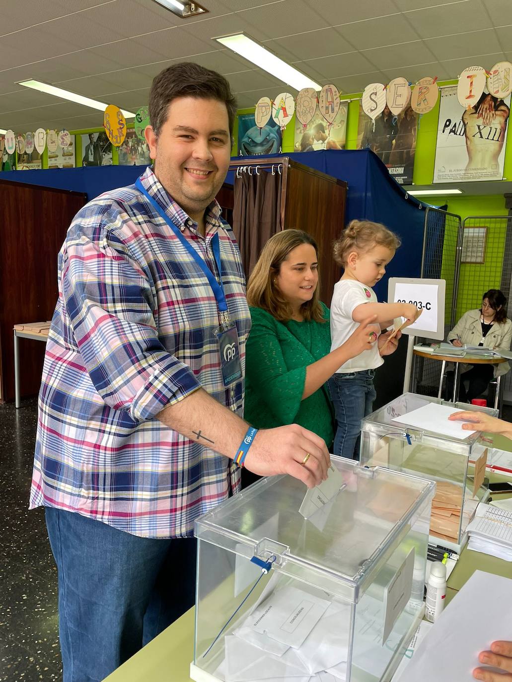 Jorge Salaverri, número uno en la lista del PP en Nájera, introduce la papeleta en la urna.
