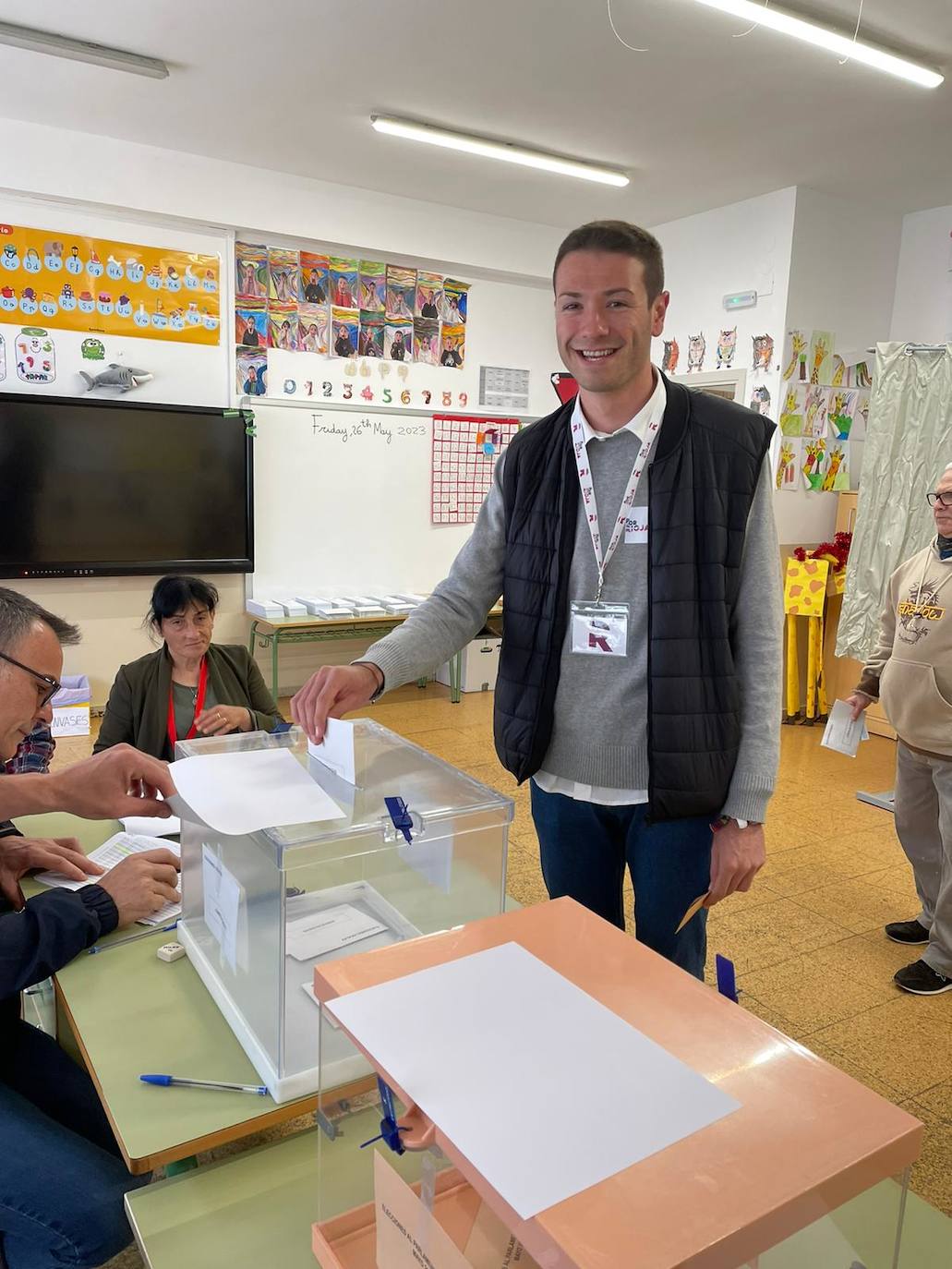 Óscar Reina, candidato de Por La rioja en Santo Domingo, ha votado a las 9 de la mañana.