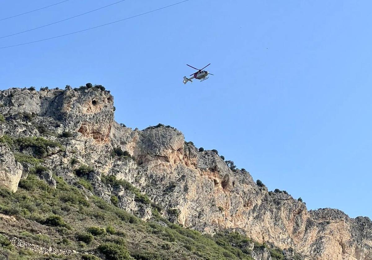 El helicóptero, en tareas de rescate sobre la zona alavesa de las Conchas de Haro.