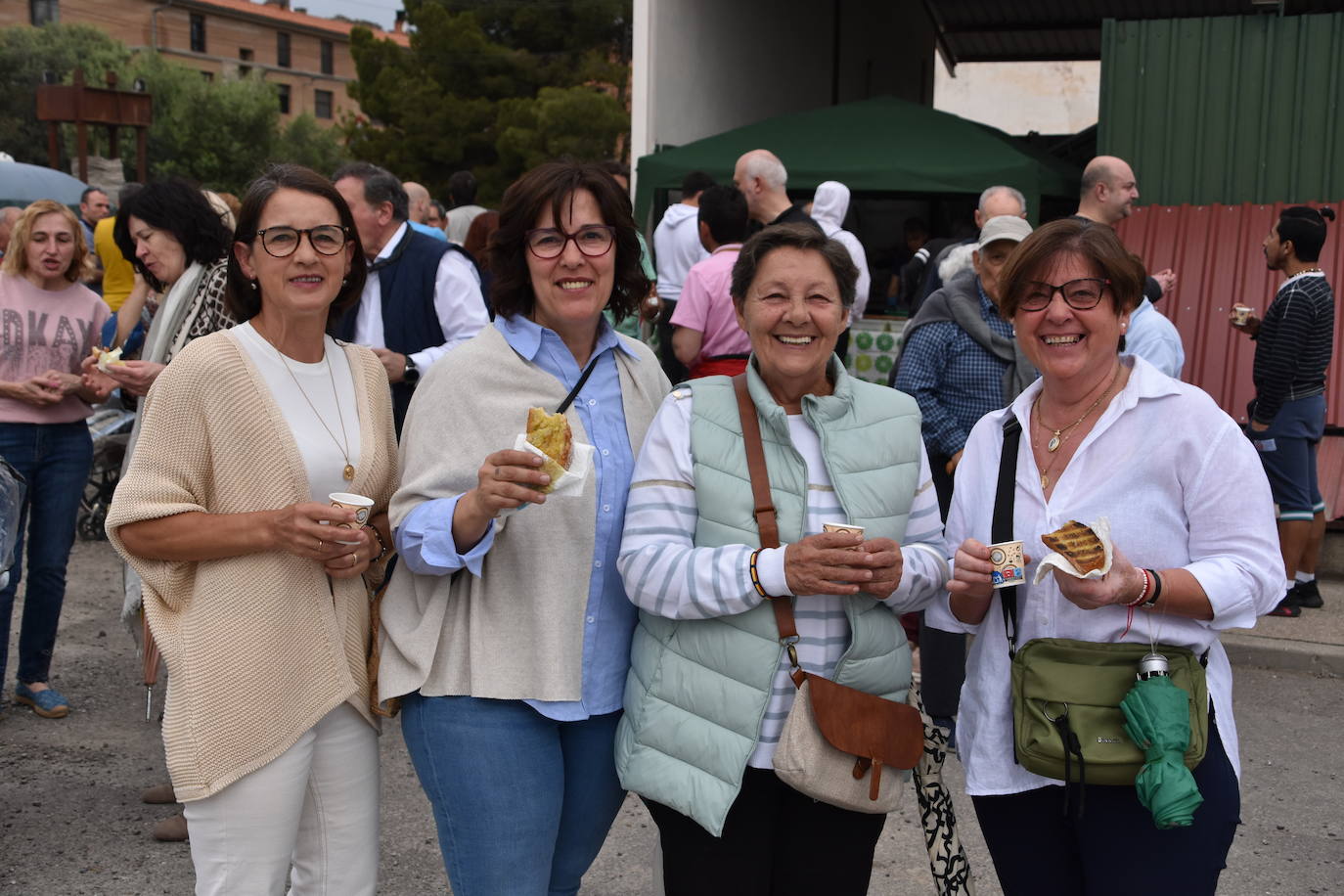 Reparto de tostadas por San Isidro, en Igea