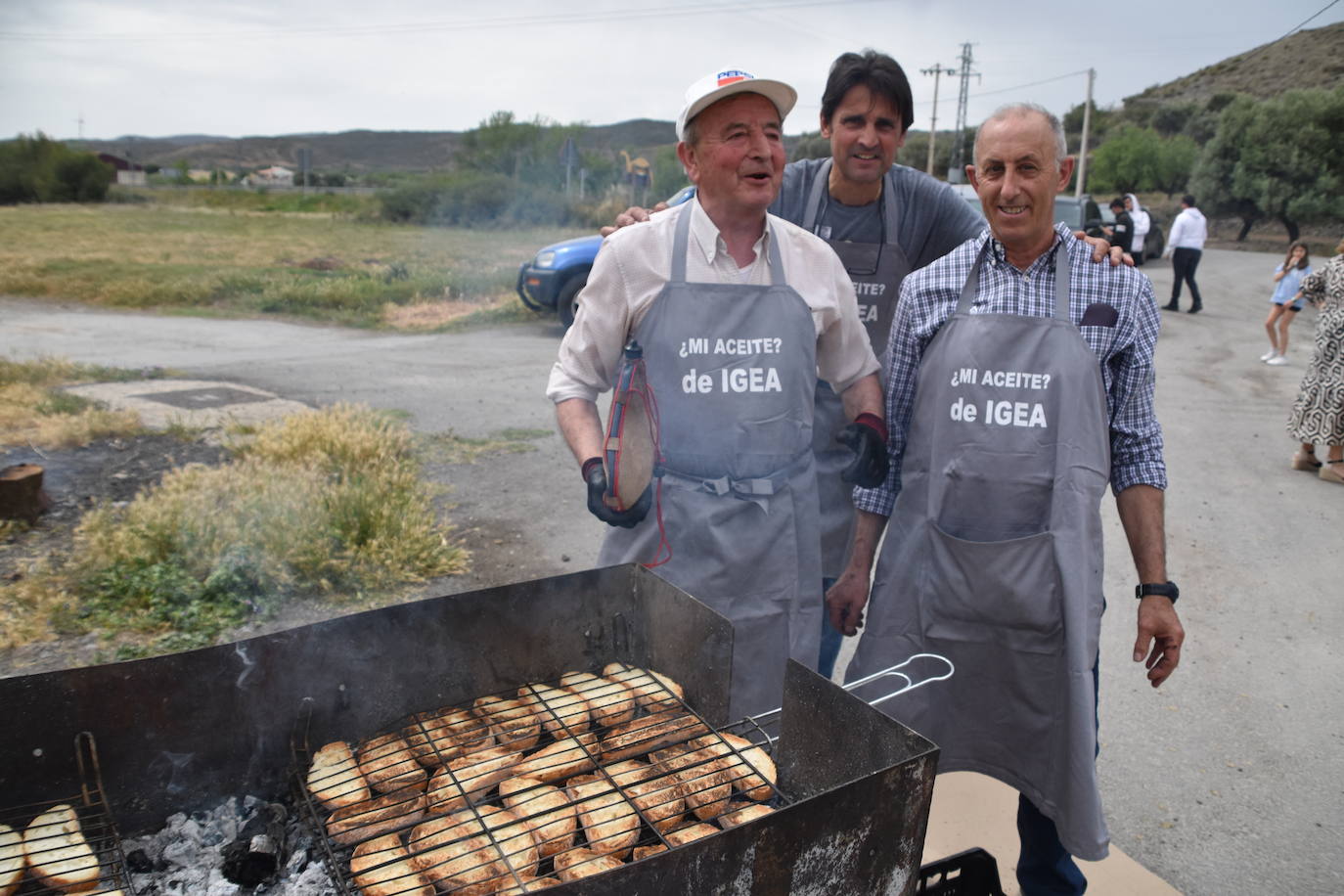 Reparto de tostadas por San Isidro, en Igea