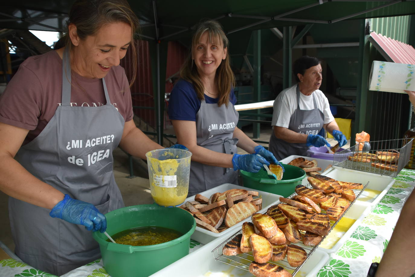 Reparto de tostadas por San Isidro, en Igea