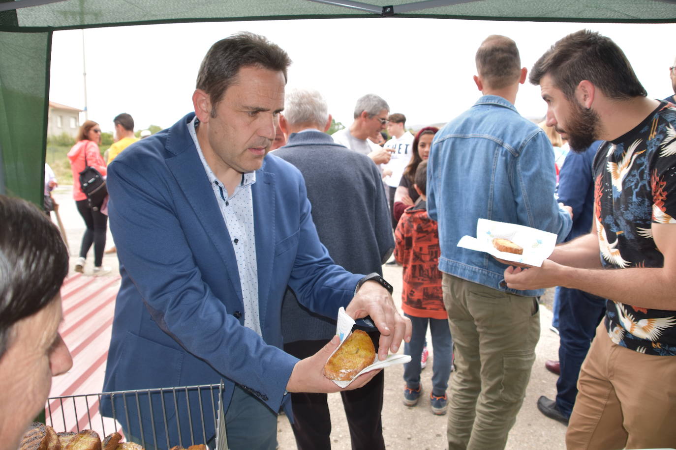 Reparto de tostadas por San Isidro, en Igea