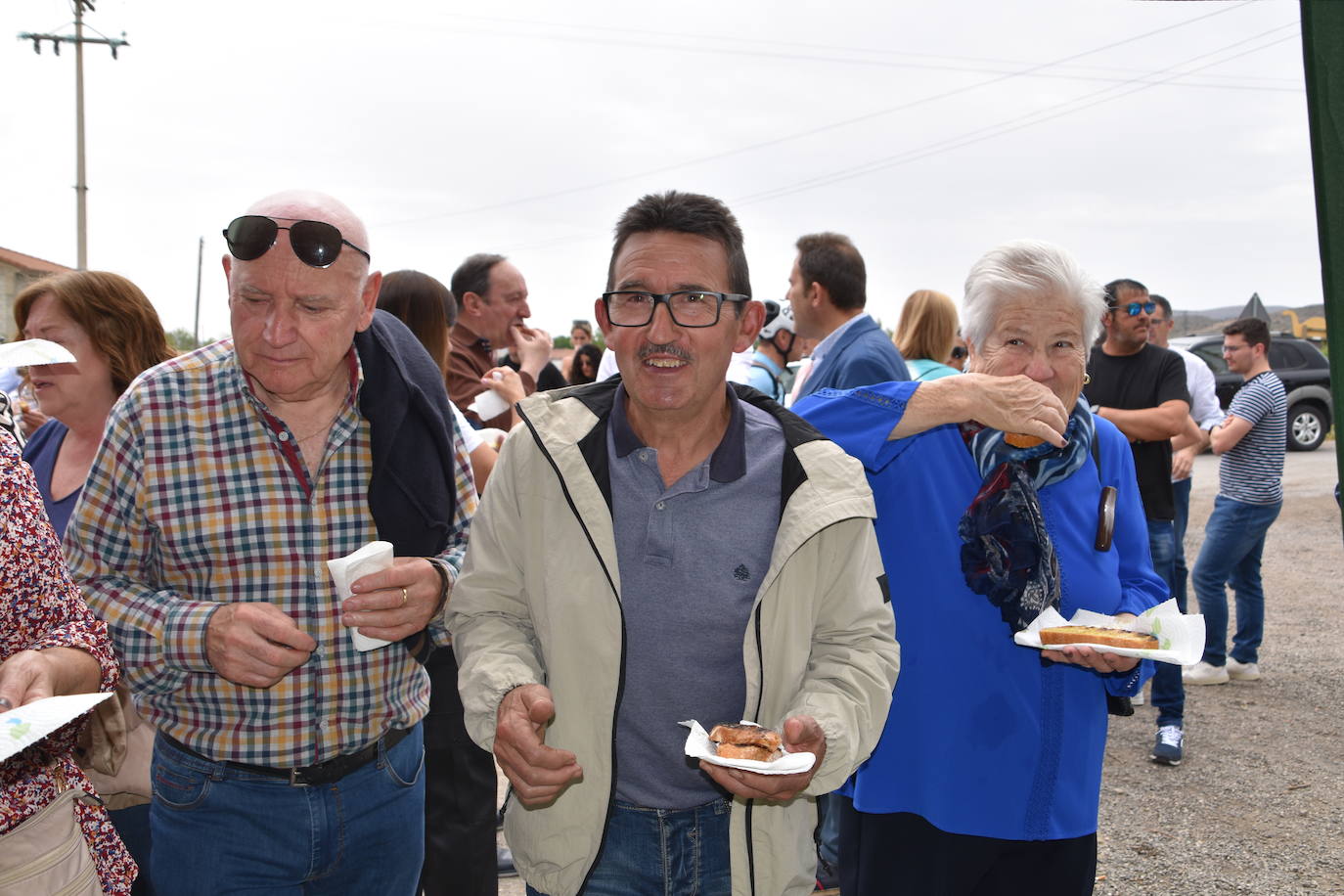 Reparto de tostadas por San Isidro, en Igea