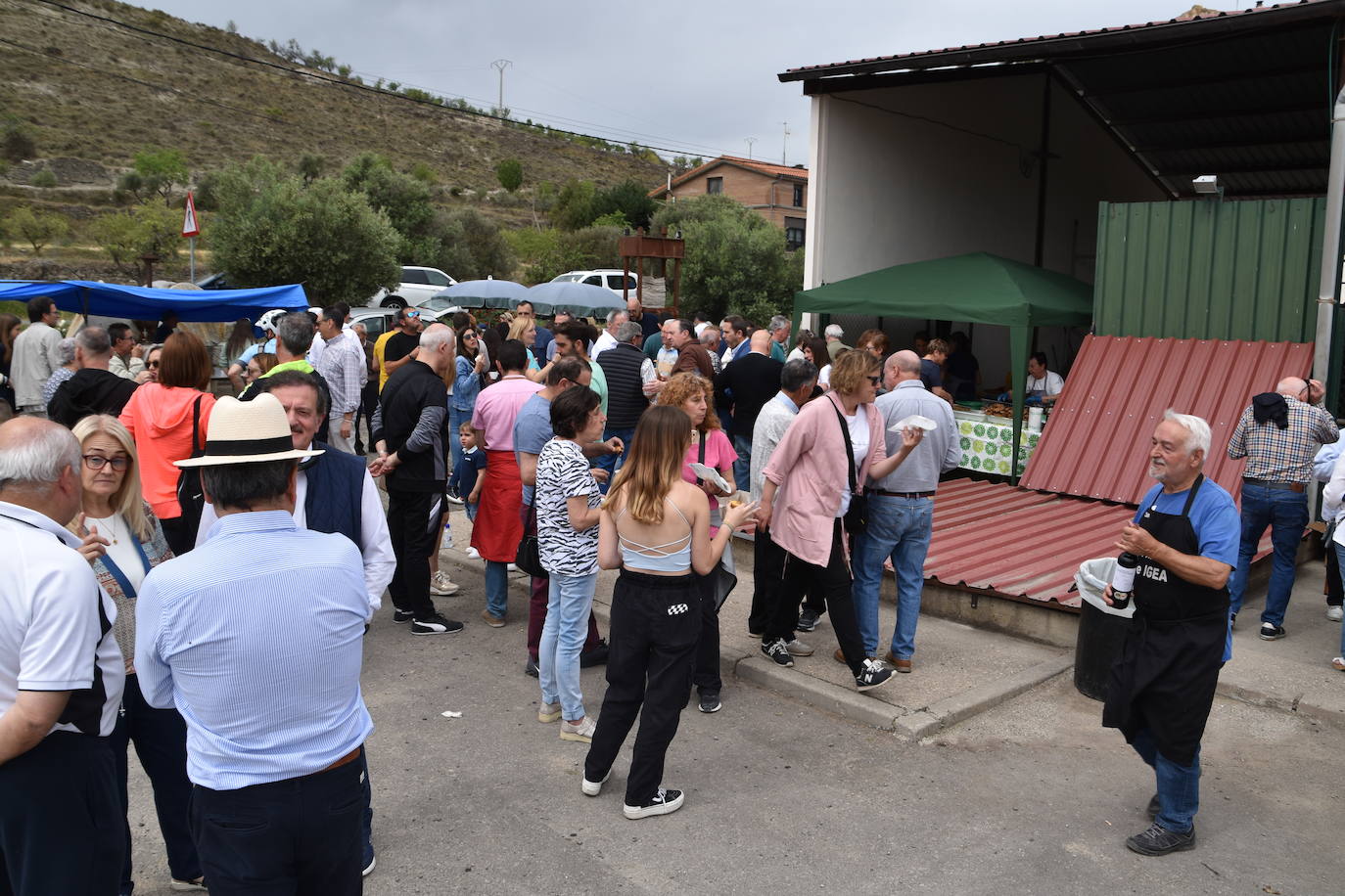 Reparto de tostadas por San Isidro, en Igea