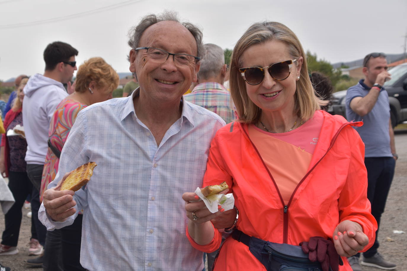 Reparto de tostadas por San Isidro, en Igea