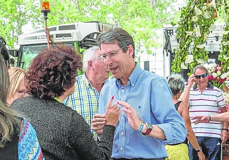 Capellán, saludado por los vecinos de Entrena, en la romería a la que ha acudido este lunes.