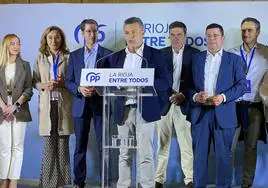 Conrado Escobar toma la palabra ante sus compañeros del PP para celebrar su triunfo en Logroño.