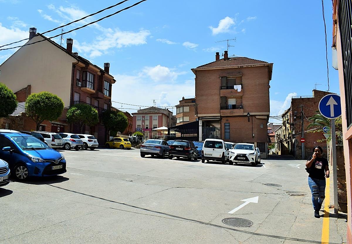 Una mujer transita por la calle Soldevilla, donde se encuentra el nuevo parking.