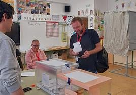 Diego Mendiola, votando en Santo Domingo de la Calzada.