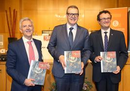 Eduardo Rodríguez, José Ángel Pérez y Ernesto Gómez Tarragona, durante la presentación de la revista.