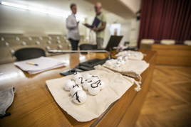 Celebracion del Pleno extraordinario en el Ayuntamiento de Logroño con motivo del sorteo publico para elegir los miembros de las mesas electorales.