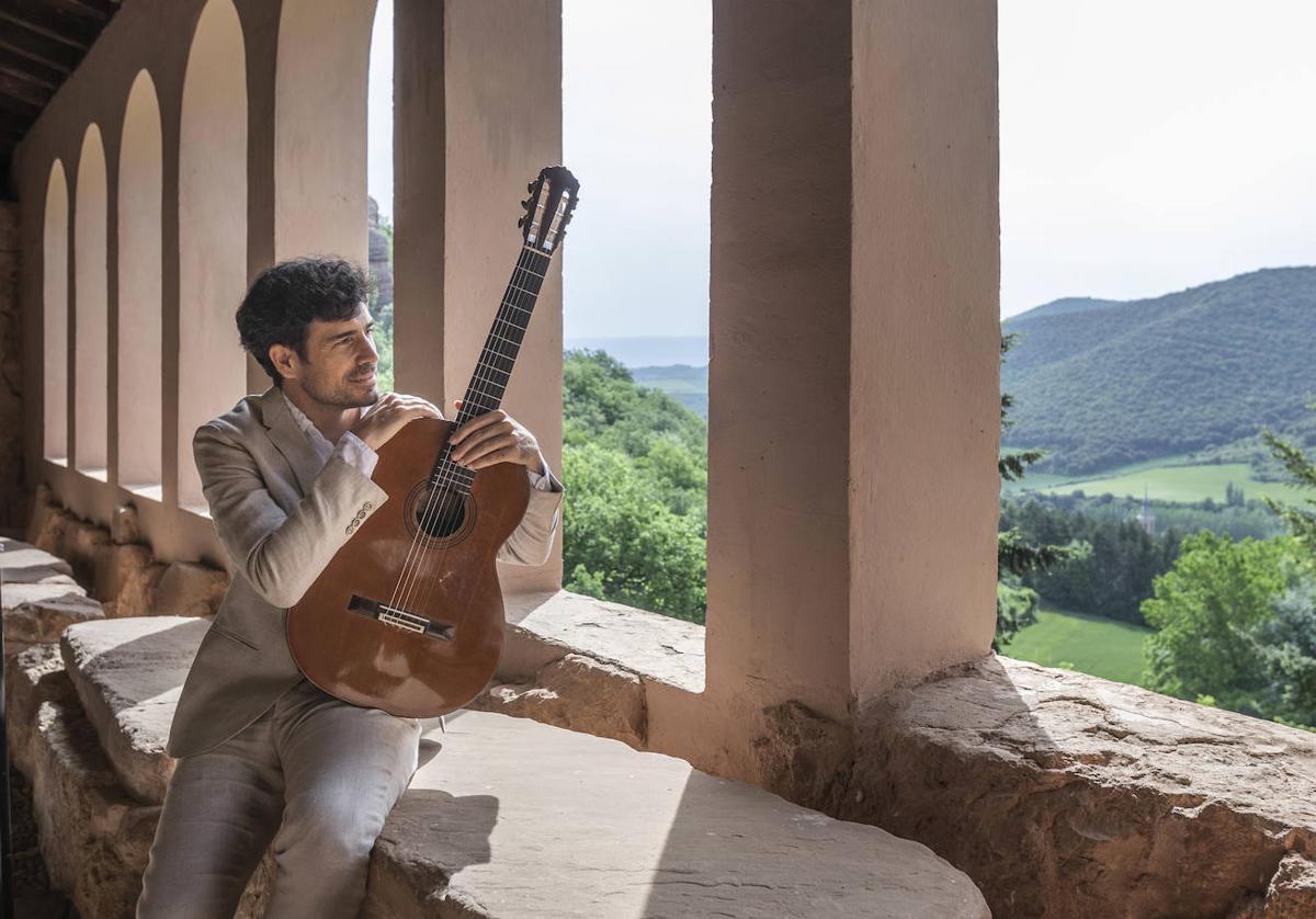 El guitarrista Pablo Sainz-Villegas, con su guitarra en Suso.