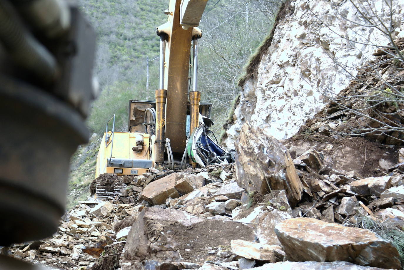 Imagen de la retroexcavadora donde falleció el trabajador en la carretera LR-113 en Viniegra de Abajo.