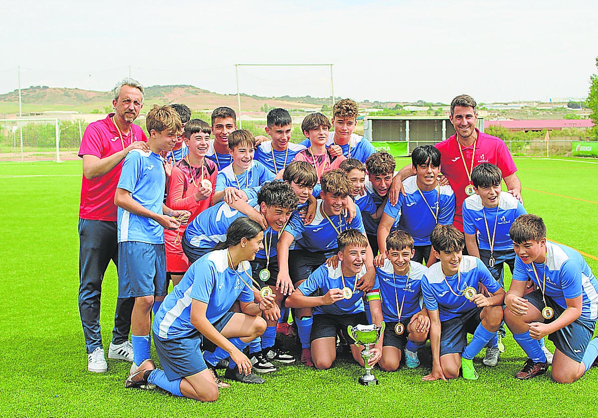 Maristas celebra su título.