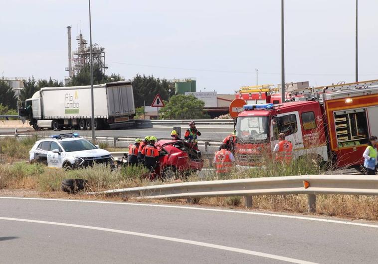 Bomberos trabajan en el rescate de los cuerpos.