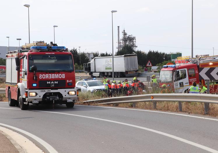 Imagen principal - Dos muertos en un accidente entre un camión y dos turismos en la N-232, en Alfaro