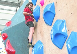 Escolares en su primera experiencia en el rocódromo.