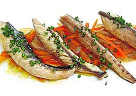 Unos lomos de verdel en escabeche.