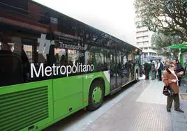Autobús Metropolitano recogiendo a pasajeros en Logroño.