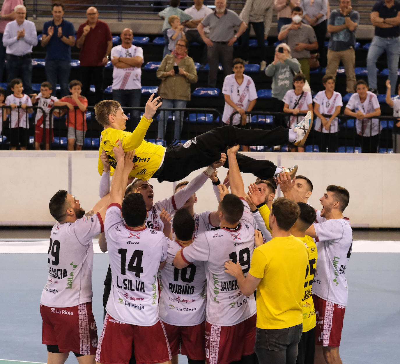 El Logroño despide la temporada con victoria y manteos