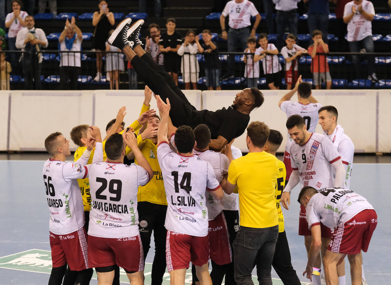 El Logroño despide la temporada con victoria y manteos
