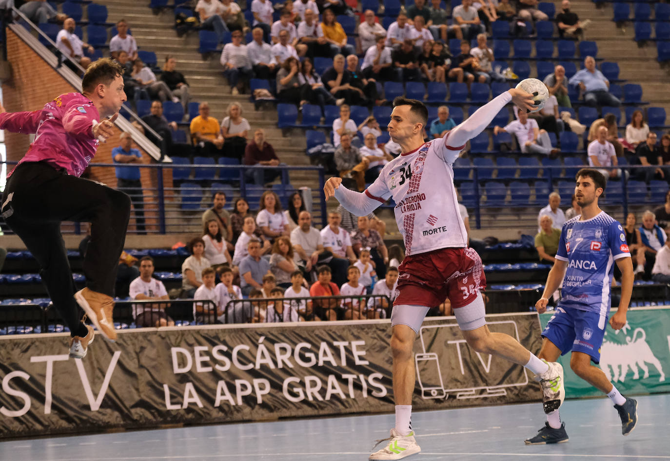El Logroño despide la temporada con victoria y manteos