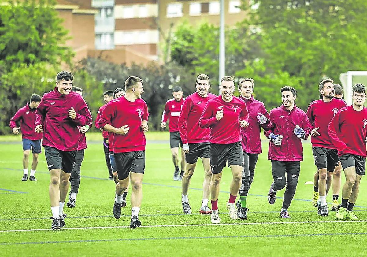 Últimos detalles. Los futbolistas calceatenses durante su entrenamiento del miércoles.