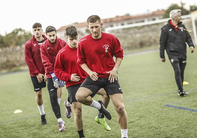 Varios de los jugadores de La Calzada, en un entrenamiento.