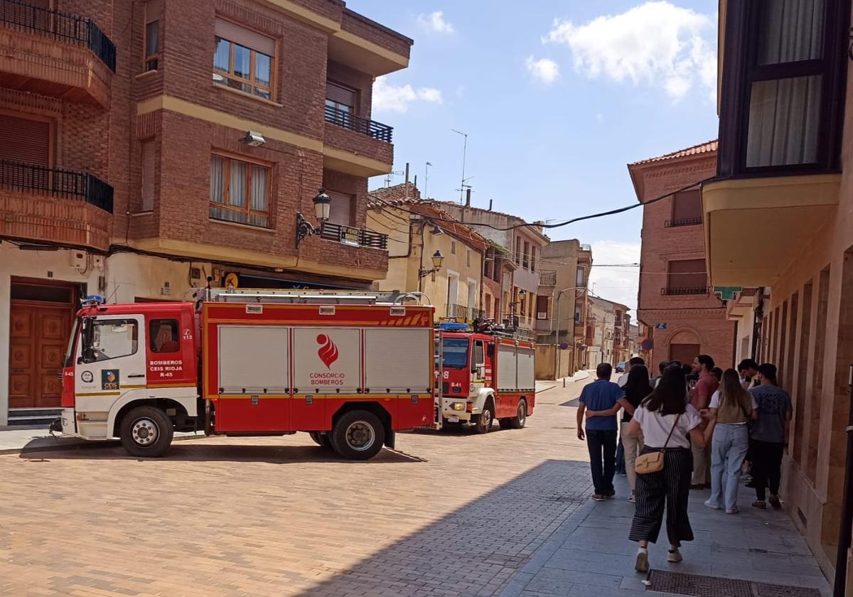 Intervención de los bomberos para sacar al niño del cajero.